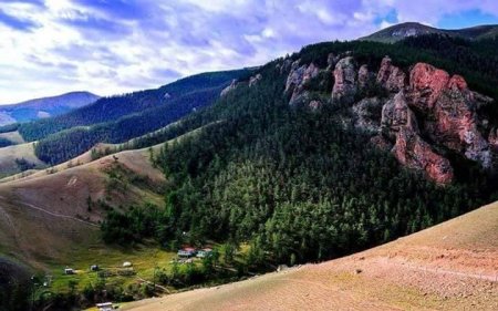 АЛТАЙН УУЛСЫНХАА СУГАНД НЬ БОЛВОЛ АЯГЫН ЧИНЭЭ ХҮНХЭР ЗУСЛАН 