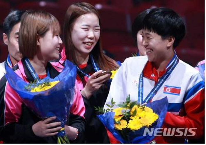 Хоёр Солонгосын бүсгүйчүүд медалийн тавцанд хамтдаа