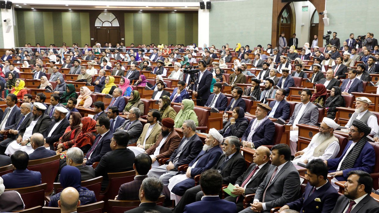 Афганистаны парламентын гишүүн чуулганы танхимд өрсөлдөгчөө хутгалахыг завдав
