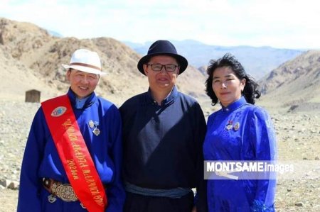 "Монгол Улсын аварга малчин өрх"-ийн шагналыг гардууллаа